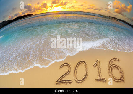 2016 Nuovo anno cifre scritte sulla spiaggia di sabbia Foto Stock