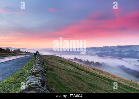 B6282 Road a fischio roccioso, Middleton in Teesdale, nella contea di Durham. Martedì 29 Settembre 2015, UK Meteo. Era una fredda e nebbiosa di iniziare la giornata per l'Inghilterra settentrionale e con la visibilità che rientrano a meno di cento metri in luoghi il Met Office hanno rilasciato un giallo allarme meteo per nebbia. Credito: David Forster/Alamy Live News Foto Stock