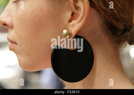 Milano, Italia. 28 Sep, 2015. Lidiya Pfayfer ponendo al di fuori di Giorgio Armani pista mostra durante la Settimana della Moda Milanese - Settembre 28, 2015 - Foto: Pista Manhattan/Paolo Diletto Credito: dpa picture alliance/Alamy Live News Foto Stock