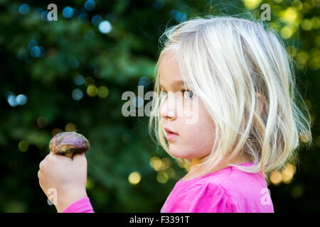 Ritratto di bambino ragazza bionda raccolta funghi in una foresta, rendendo divertente, estate, foresta, legno, bosco