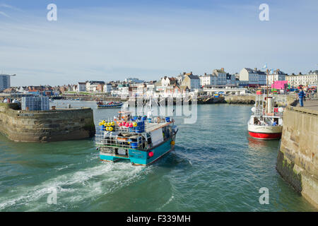 Barca da pesca entrando Bridlington Harbor East Yorkshire Regno Unito Foto Stock