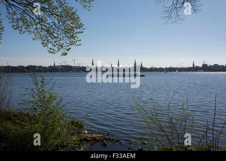 Vista attraverso la Aussen Alster, il grande lago di Amburgo, Germania. Foto Stock