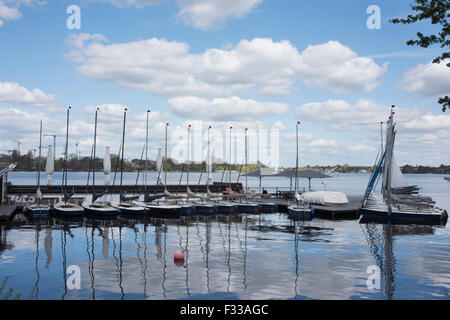 Vista attraverso la Aussen Alster, il grande lago di Amburgo, Germania. Foto Stock