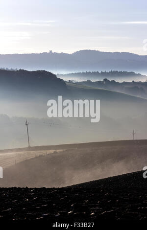 Pali del telegrafo in nebbia di mattina,Foggy sunrise over Devon campi,Teign valley,recinto,duns ford,Haldon,halon belvedere,Lawrence Tow Foto Stock