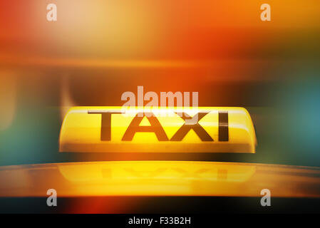 Yellow taxi segno sul tetto auto, Street Light Bokeh, il Fuoco selettivo Foto Stock