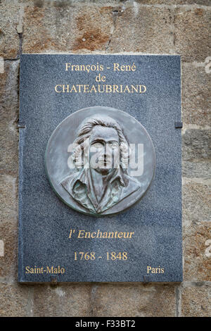 Monumento segno su un muro di pietra, Chateaubriand, Saint Malo, Francia. Foto Stock