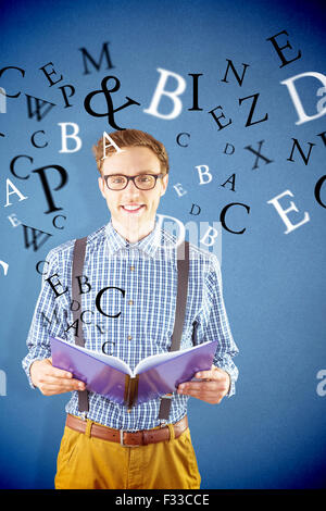 Immagine composita di geeky studente la lettura di un libro Foto Stock