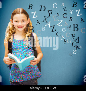 Immagine composita della cute bambina la lettura di libro in biblioteca Foto Stock