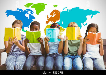 Immagine composita dei bambini la lettura di libri in posizione di parcheggio Foto Stock