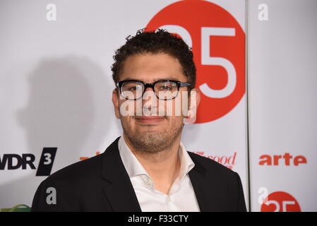 Colonia, Germania. 28 Sep, 2015. Noi Direttore Sam Esmail arriva per la presentazione di 'Mr. Robot" alla XXV Conferenza di Colonia a Colonia, Germania, 28 settembre 2015. La TV e film indipendente festival si svolge dal 25 Settembre fino al 1 ottobre. Foto: HORST GALUSCHKA /DPA/Alamy Live News Foto Stock