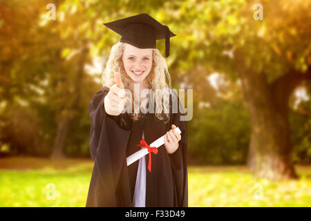 Immagine composita della ragazza adolescente celebrando la laurea con il pollice in alto Foto Stock