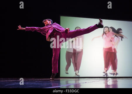 Santo Domingo, Repubblica Dominicana. 28 Sep, 2015. Un artista di T42 Dance Troupe di progetto, dalla Svizzera, esegue il gioco "hado gioco', durante il 2015 EDANCO Danza Contemporanea Festival Internazionali, a Santo Domingo, Repubblica Dominicana, sul Sett. 28, 2015. Credito: Fran Afonso/Xinhua/Alamy Live News Foto Stock