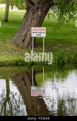 Un segno cautioning di acqua profonda Foto Stock