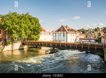 BAMBERG, Germania - 4 settembre: turisti su un ponte sopra il fiume Regnitz a Bamberg in Germania il 4 settembre 2015. Foto Stock