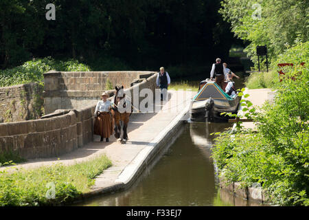 Traino di cavallo stretta barca del carbone in Inghilterra English Europe Foto Stock