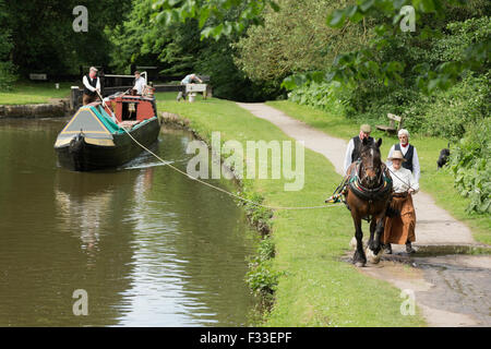 Traino di cavallo stretta barca del carbone in Inghilterra English Europe Foto Stock