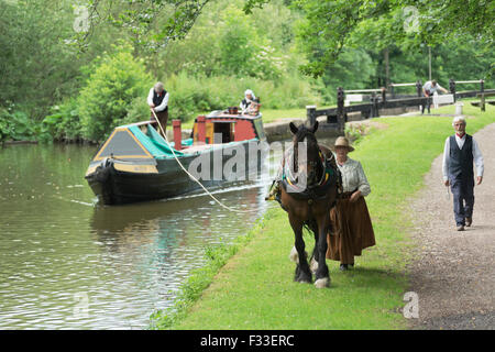 Traino di cavallo stretta barca del carbone in Inghilterra English Europe Foto Stock