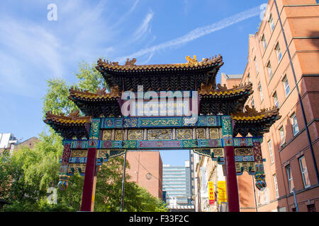 Arco cinese nel quartiere Chinatown di Manchester Central, Regno Unito. Foto Stock