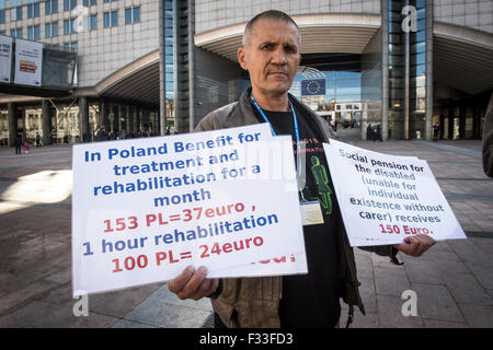 Bruxelles, BXL, Belgio. 29Sep, 2015. Disabilitato dalla Polonia come essi detengono il prostest davanti al Parlamento Europeo con sede a Bruxelles, in Belgio, il 29.09.2015 chiedono maggiori benefici di trattamento che è di 37 euro mensili in Polonia da Wiktor Dabkowski Credito: Wiktor Dabkowski/ZUMA filo/Alamy Live News Foto Stock