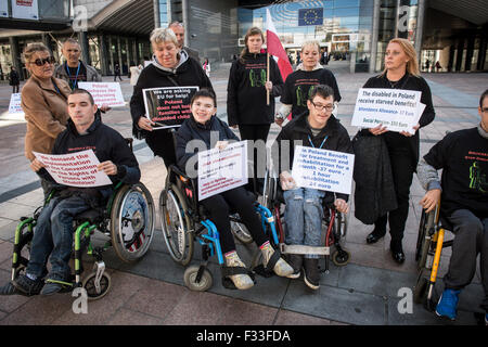 Bruxelles, BXL, Belgio. 29Sep, 2015. Disabilitato dalla Polonia come essi detengono il prostest davanti al Parlamento Europeo con sede a Bruxelles, in Belgio, il 29.09.2015 chiedono maggiori benefici di trattamento che è di 37 euro mensili in Polonia da Wiktor Dabkowski Credito: Wiktor Dabkowski/ZUMA filo/Alamy Live News Foto Stock