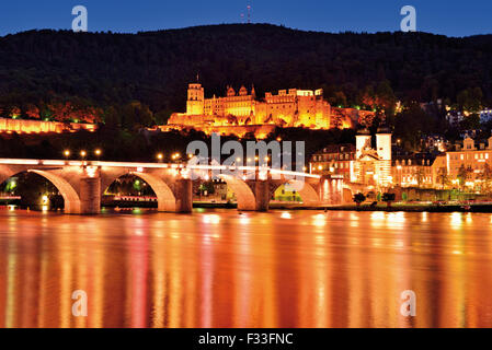 Germania: il castello e il Vecchio Ponte sul fiume Neckar a Heidelberg Foto Stock