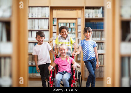 Immagine composita della cute pupilla disabili sorridente in telecamera con i suoi amici Foto Stock