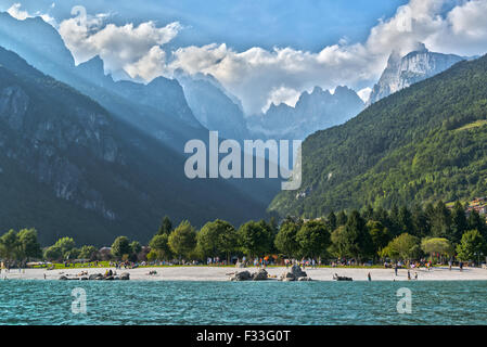 Paesaggio sul lago di Molveno nelle Dolomiti del Gruppo del Brenta, Trentino - Italia Foto Stock