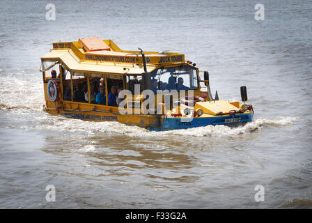 Duck Tours di Londra, veicolo anfibio nel fiume Thames, London REGNO UNITO Foto Stock