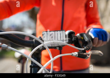 Parte anteriore catarifrangente bianco in bici Foto Stock