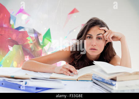 Immagine composita di annoiato studente facendo i suoi compiti Foto Stock