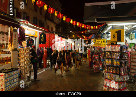 Le persone camminare tra i negozi sulle strade di Chinatown in Singapore Foto Stock