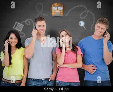 Immagine composita di un sorridente gruppo di amici di effettuare chiamate mentre guardando nella telecamera Foto Stock