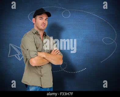 Immagine composita di uomo sorridente e con berretto da baseball Foto Stock