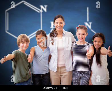 Immagine composita di graziosi gli alunni e gli insegnanti di sorridere alla telecamera in classe computer Foto Stock