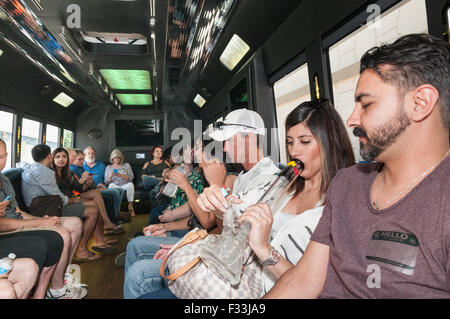 Fumare marijuana su un bus di cannabis tour. Denver, CO Foto Stock