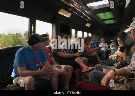 Fumare marijuana su un bus di cannabis tour. Denver, CO Foto Stock