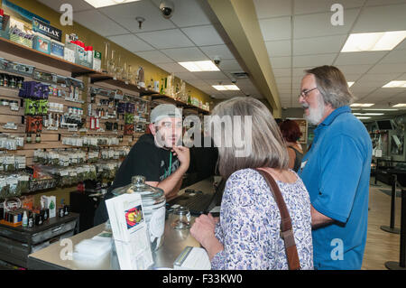 Vendita e medico di marijuana a scopo ricreativo al dispensario. Denver, CO Foto Stock