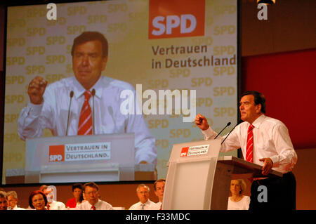 BK Gerhard Schroeder - Wahlparteitag der SPD am 31. Agosto 2005 im Centro Estrel-Convention, Berlin-Neukoelln. Foto Stock