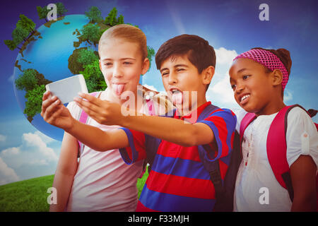 Immagine composita di ragazzi in età scolare tenendo selfie nel corridoio della scuola Foto Stock