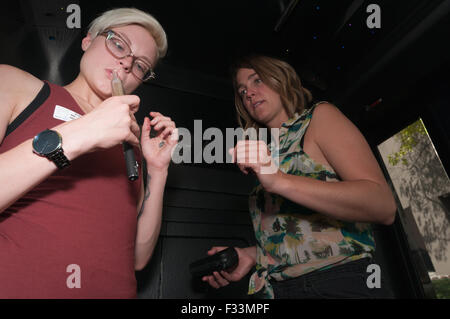 Fumare marijuana su un bus di cannabis tour. Denver, CO Foto Stock