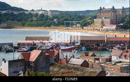 Scarborough porto di pescatori, con la spiaggia e il Grand Hotel in distanza. Foto Stock