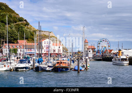 Barche ormeggiate in Scarborough porto di pescatori. Foto Stock