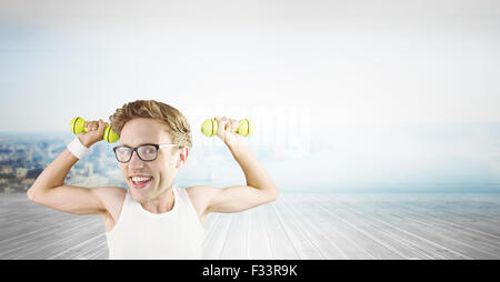 Immagine composita del nerd sollevamento pesi Foto Stock