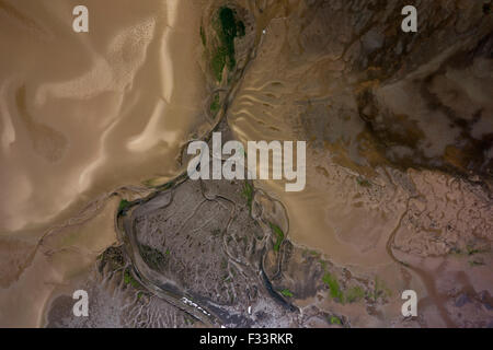 Vista aerea del torrente di marea a bassa marea nel porto di Blakeney Norfolk Foto Stock