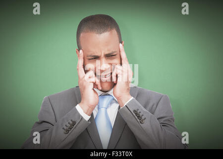 Immagine composita di imprenditore ha sottolineato mettere le dita sulle tempie Foto Stock