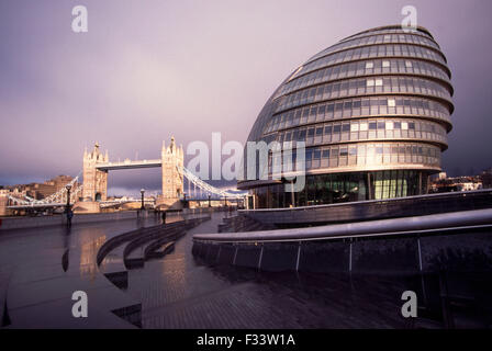 Il Tower Bridge, rechts das von Norman Foster entworfene Londoner Rathaus (Municipio) di Londra. Foto Stock