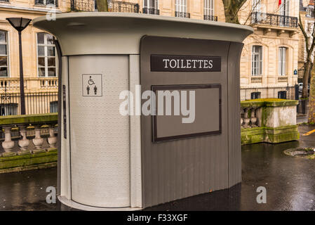 Un wc pubblico o sanisette sulla strada di Parigi Francia. Foto Stock