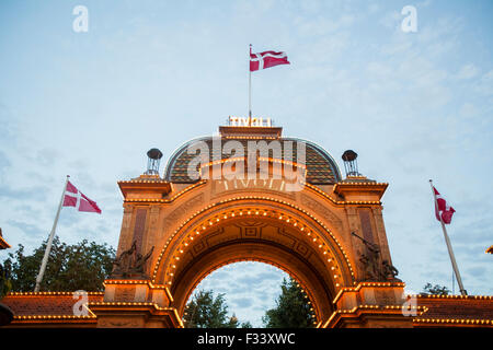 Copenhagen, Danimarca -17 ago 2015- ingresso principale al parco divertimenti di Tivoli. Foto Stock