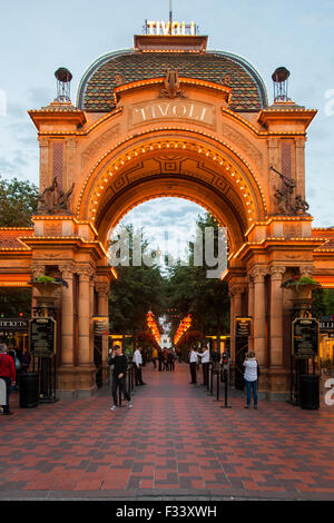 Copenhagen, Danimarca -17 ago 2015- ingresso principale al parco divertimenti di Tivoli. Foto Stock