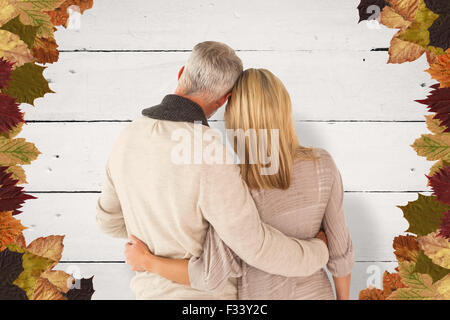 Immagine composita della vista posteriore del giovane con le braccia intorno a Foto Stock